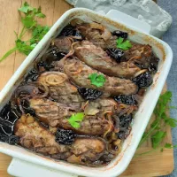 Biała kiełbasa zapiekana w czerwonym aromatycznym winie ze śliwkami