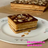 Miodownik z kremem budyniowym i powidłami – pyszne domowe ciasto