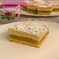 Szarlotka z budyniem na dużą blaszkę – przepis na domowe ciasto z jabłkami