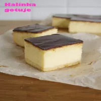 Domowy sernik z wiaderka z polewą czekoladową – prosty, kremowy i zawsze się udaje!