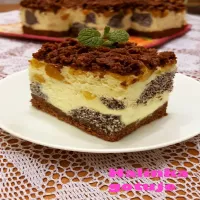 Sernik łaciaty z brzoskwiniami i makiem – wysoki, wilgotny i wyjątkowo domowy