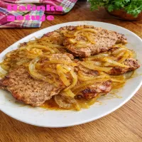 Schab pieczony z cebulą – prosty, miękki i bardzo domowy