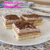 Kawowa kostka z kajmakiem – klasyczne warstwowe ciasto na biszkopcie