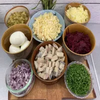 Sałatka warstwowa ze śledziem i buraczkami