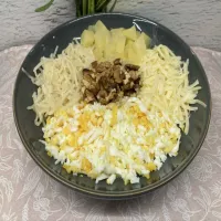 Sałatka z ananasem, żółtym serem i orzechami