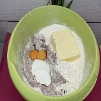 Ciemne ciasto pod ser