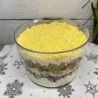 Sałatka warstwowa z tuńczykiem