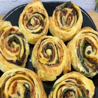 Ślimaczki z ciasta francuskiego ze szpinakiem