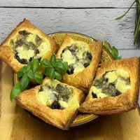 Ciasto francuskie z pieczarkami i mozzarellą