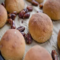 BUŁKI PSZENNE Z DAKTYLAMI