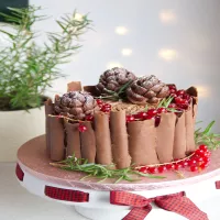 CZEKOLADOWY TORT ŚWIĄTECZNY Z SZYSZKAMI