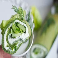 ROLADA SZPINAKOWA Z SERKIEM, OGÓRKIEM I SZCZYPIORKIEM