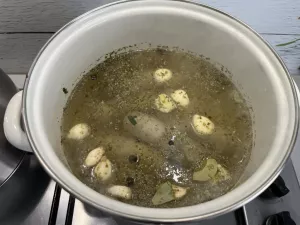 Biała kiełbasa w sosie chrzanowo musztardowym
