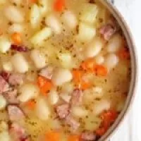 Zupa fasolowa na żeberkach i kiełbasie wiejskiej – gęsta, sycąca zupa na zimę