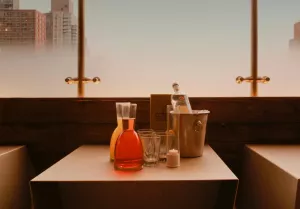 Domowe koktajle z winem: spritz, sangria i proste miksy, które zrobisz w dzbanku na stole