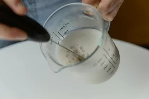 Domowe latte z pianką bez spieniacza: kilka prostych trików