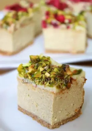 Sernik pistacjowy z mascarpone i białą czekoladą