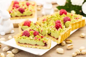 Mazurek pistacjowo-malinowy