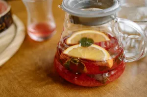 Z resztek owoców do eleganckiego napoju: fermentowane „zero waste” w zwykłej kuchni