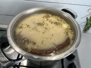 Żurek z jajkiem i kiełbasą