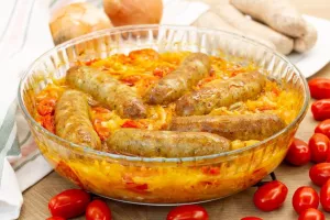 Biała kiełbasa pieczona z cebulą i pomidorami