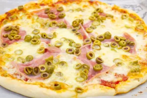 Pizza na cienkim spodzie z szynką i oliwkami