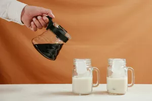 Kawa mrożona w słoiku: letni klasyk z kuchennego mostka