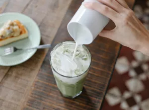 Domowy syrop matcha do napojów kawy i deserów baza dla zielonego menu w kuchni