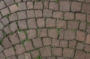 Jak zabezpieczyć kostkę brukową przed wodą, olejem i wykwitami, aby zachowała kolor na lata