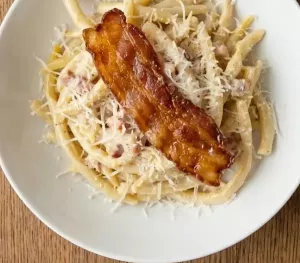 Fasolka szparagowa a la carbonara z boczkiem