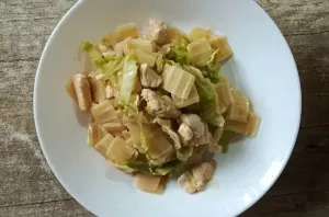 Pikantna młoda kapusta z kurczakiem i makaronem w sosie maślanym ze Srirachą. Gotowe w 20 minut