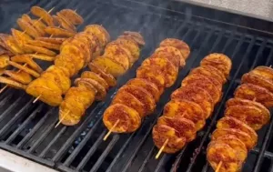 Ziemniaki na patyku z grilla (plasterki ziemniaków grillowane) Spirals potato uproszczona wersja