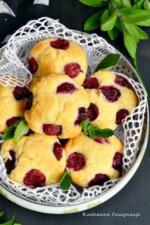 Maślane muffiny z czereśniami