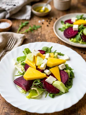 Sałatka z pieczonym burakiem, mango i serem sałatkowym