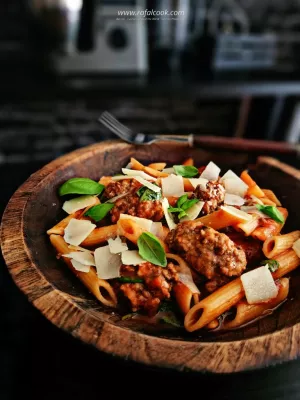 Penne z klopsami w sosie marinara – Zero West