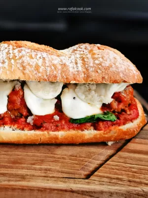 Kanapka z klopsami w sosie marinara