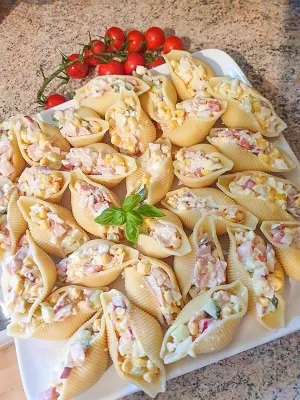 Sałatka w muszlach makaronowych