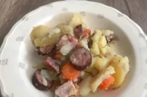 Prażone ziemniaki po cabańsku, czyli pieczonki – tradycyjny przepis z kociołka