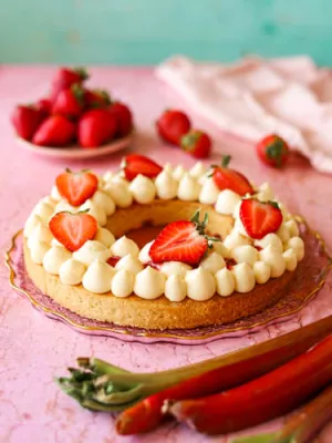 Tarta bretońska / waniliowy krem diplomat / frużelina rabarbar z hibiskusem