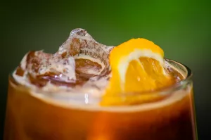 Cold brew tea krok po kroku: chłodna herbata z lodówki, która nie wychodzi gorzka i płaska