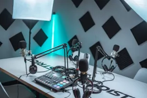 Studio podcastowe vs. nagranie w firmie – co wybrać?