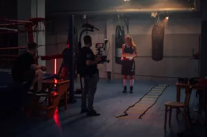Jak tworzy się profesjonalne filmy szkoleniowe dla firm?