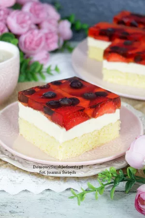 ciasto z kremem budyniowym i truskawkami w galaretce