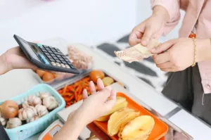 Jak sprawdzić, gdzie jest najtańszy makaron? Porównaj gazetki Netto i Kaufland’a