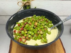 Błyskawiczne ciasto miksowane z rabarbarem na dużą blache