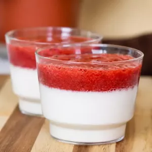 Mini deserki panna cotta w kubeczkach