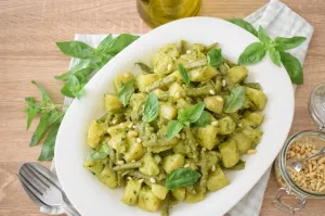 Włoska sałatka ziemniaczana z pesto i fasolką szparagową z Ligurii