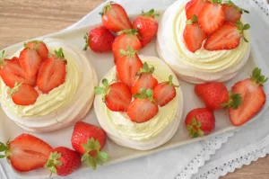 Mini beza pavlova z kremem chantilly i truskawkami