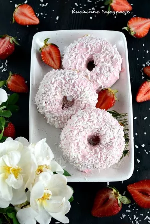 Truskawkowe pączki pieczone z kokosem