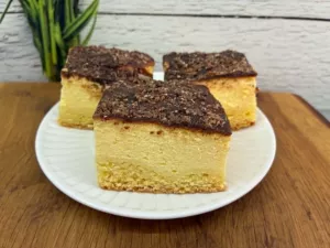 Sernik na kruchym cieście z polewą czekoladową